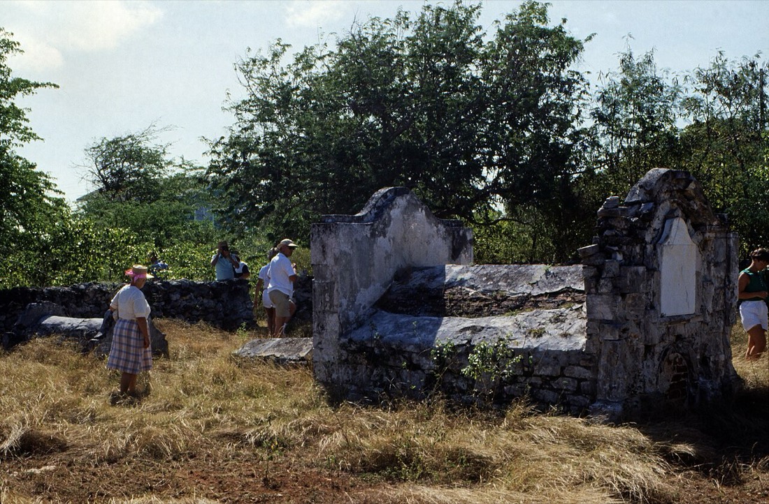 Rolle Town loyalist tombs (1989)